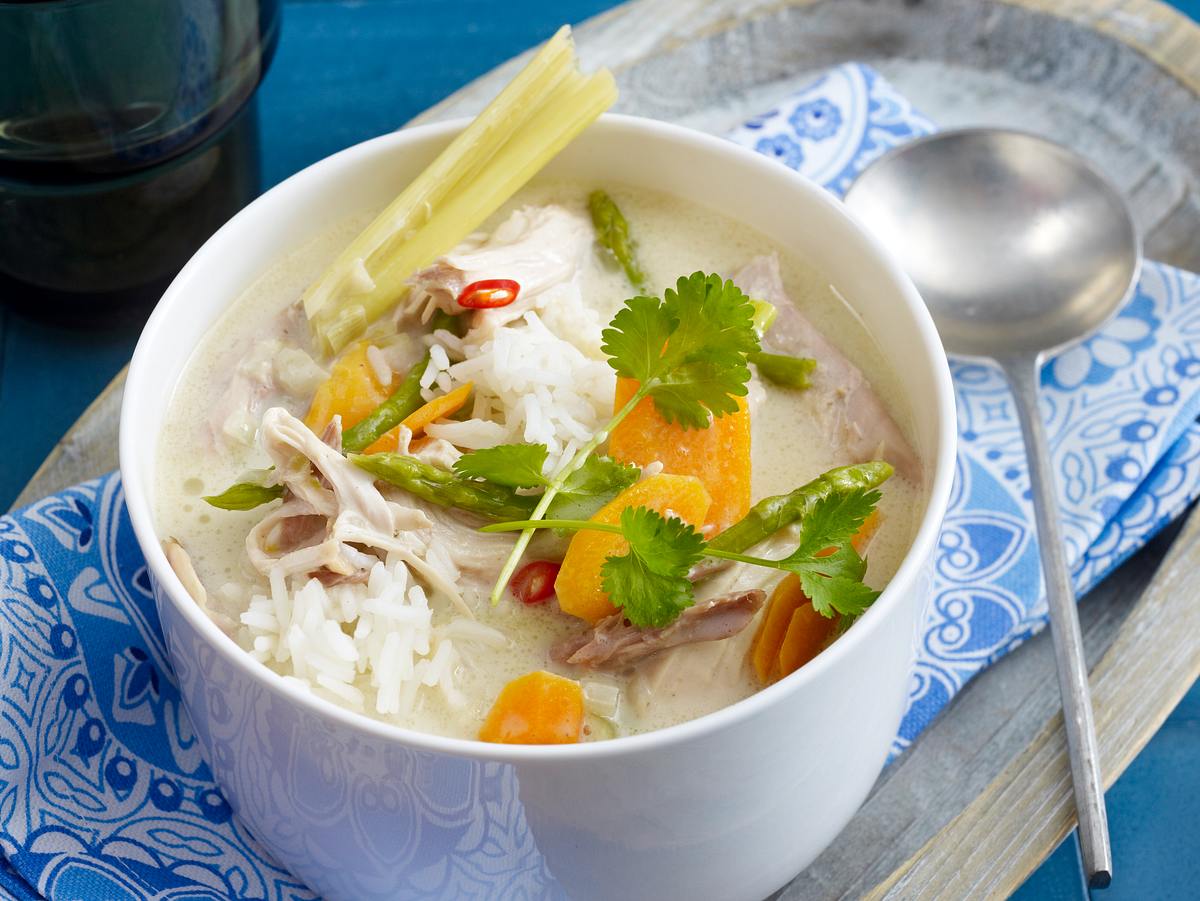 Asiatisches Hühnerfrikassee: Rezept mit Chili und Koriander Asiatisches Hühnerfrikassee: Rezept mit Chili und Koriander