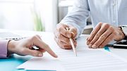 Darauf kommt es beim Schreiben einer Bewerbung wirklich an. - Foto: iStock/demaerre