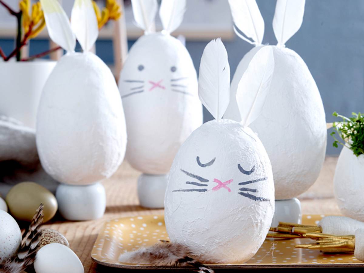 Deko-Hasen für Ostern: Einfach selbst gemacht Diese Deko-Hasen können mit ganz individuellen Gesichtern bemalt werden.