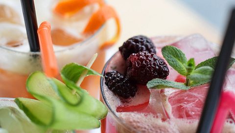 Eistee-Cocktails begleiten dich durch den Sommer! - Foto: Milica Kandić/iStock