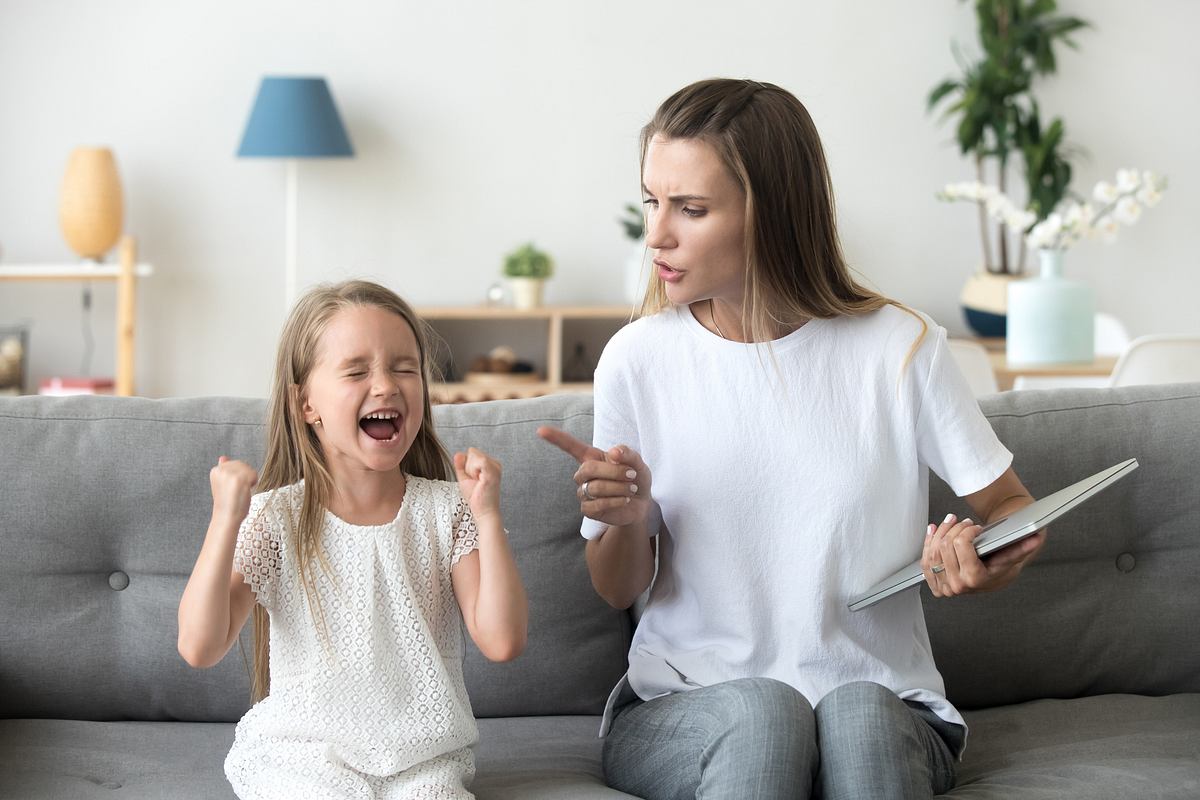 Mutter schimpft ihre Tochter
