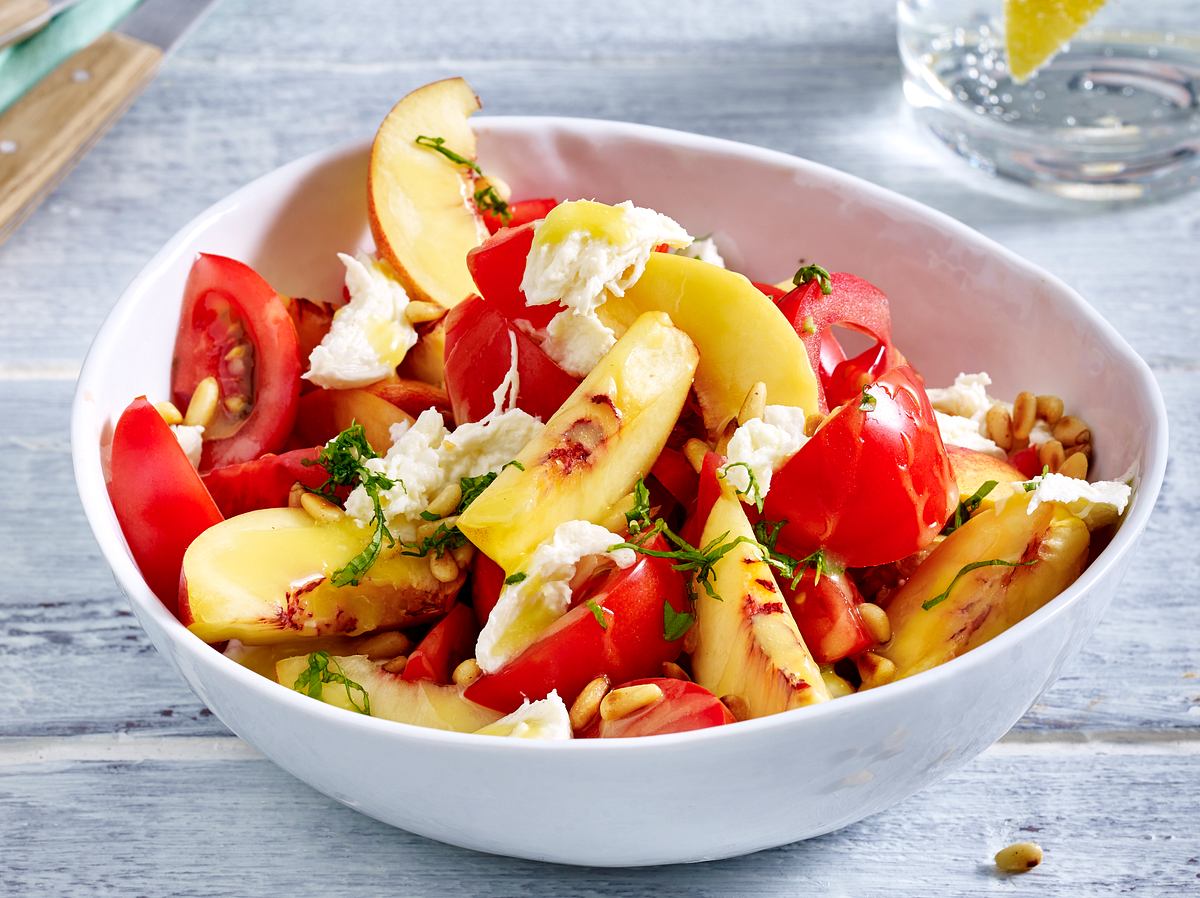 Salat Diät: Süßsauer-scharfer Salat Süßsauer-scharfer Salat mit Tomate, Nektarine und Schafskäse