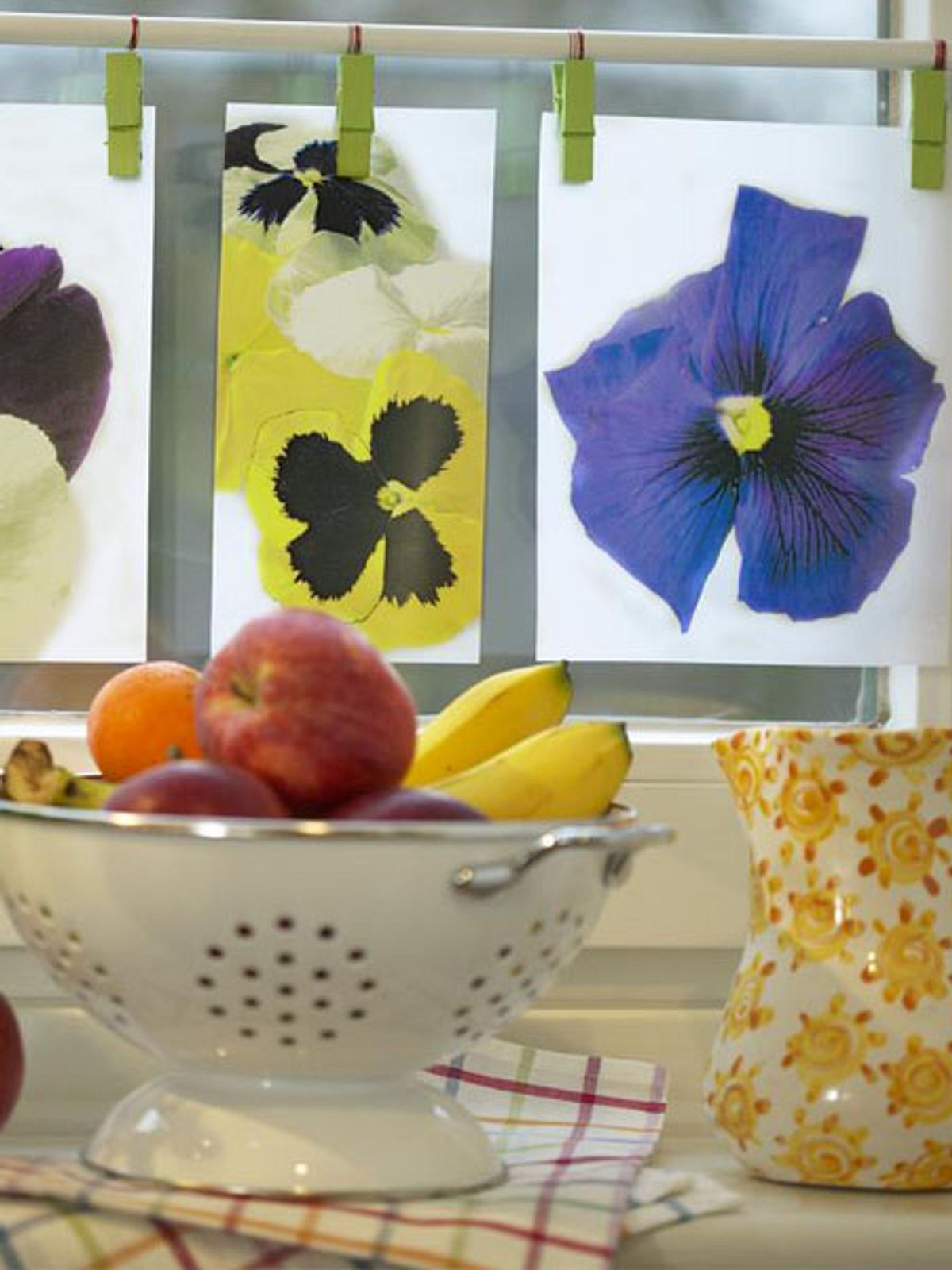 Selbstgemachte Gardine aus bunten Stiefmütterchen Für diese selbstgemachte Gardine kannst du auch Motive mit kräftigeren Farben wählen.