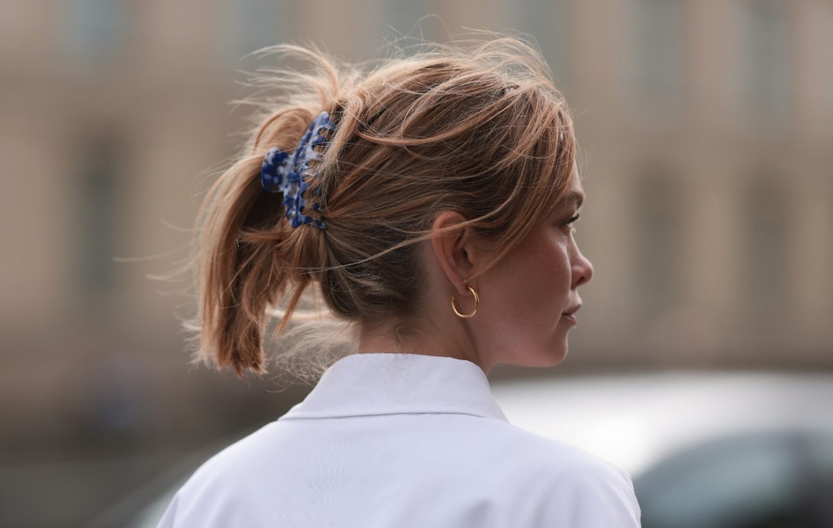 Hochsteckfrisur für dickes Haar mit Haarklammer Frisuren für lange, dicke Haare: Die schönsten Haarschnitte und Stylings