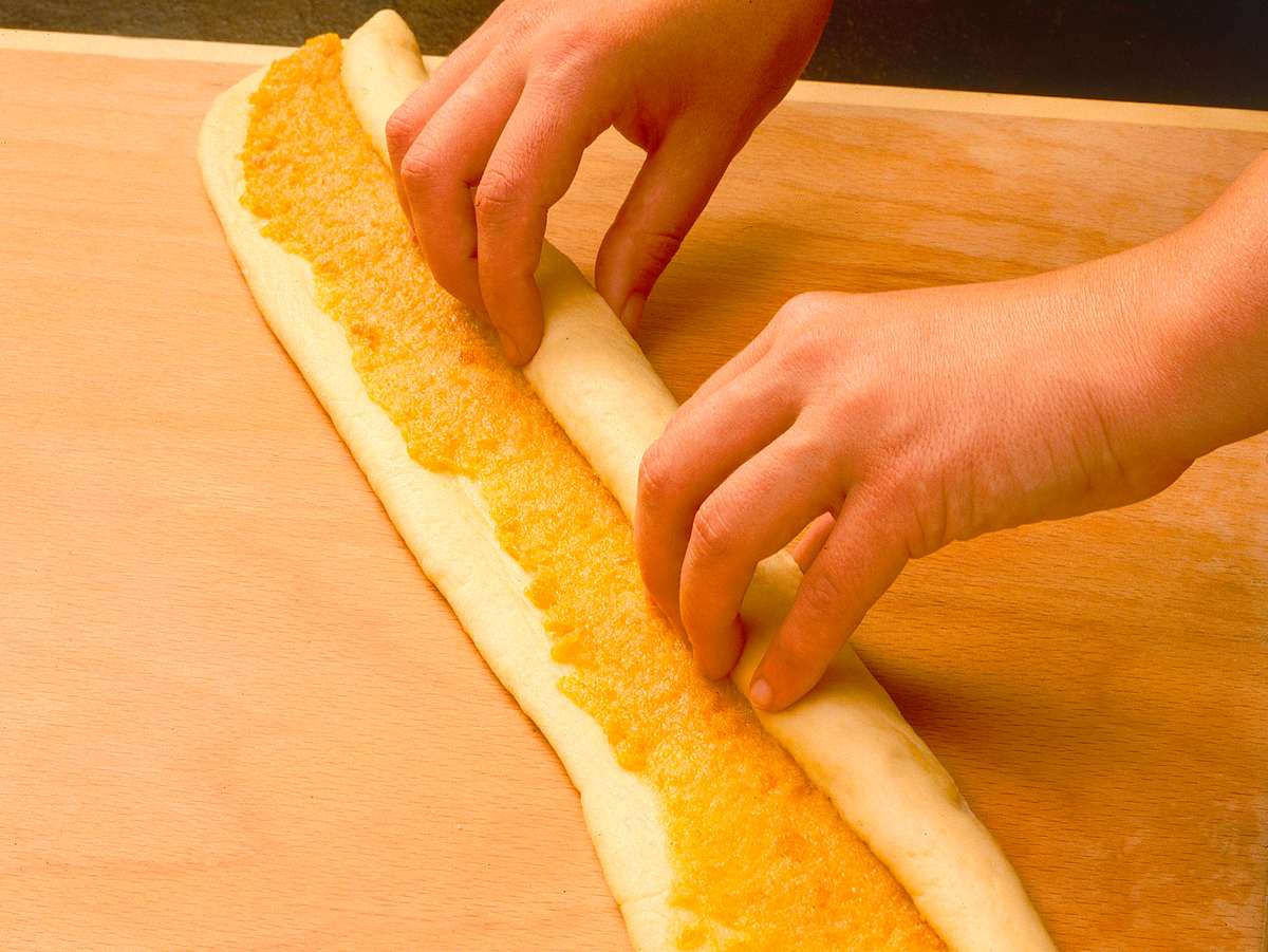 Hefezopf Strang füllen und aufrollen Hefezopf Strang füllen und aufrollen