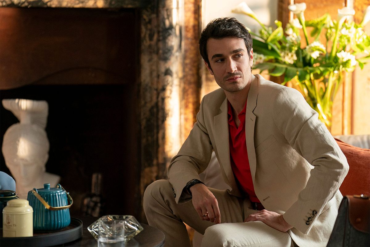 Eugenio Franceschini als Marcello in Emily in Paris.