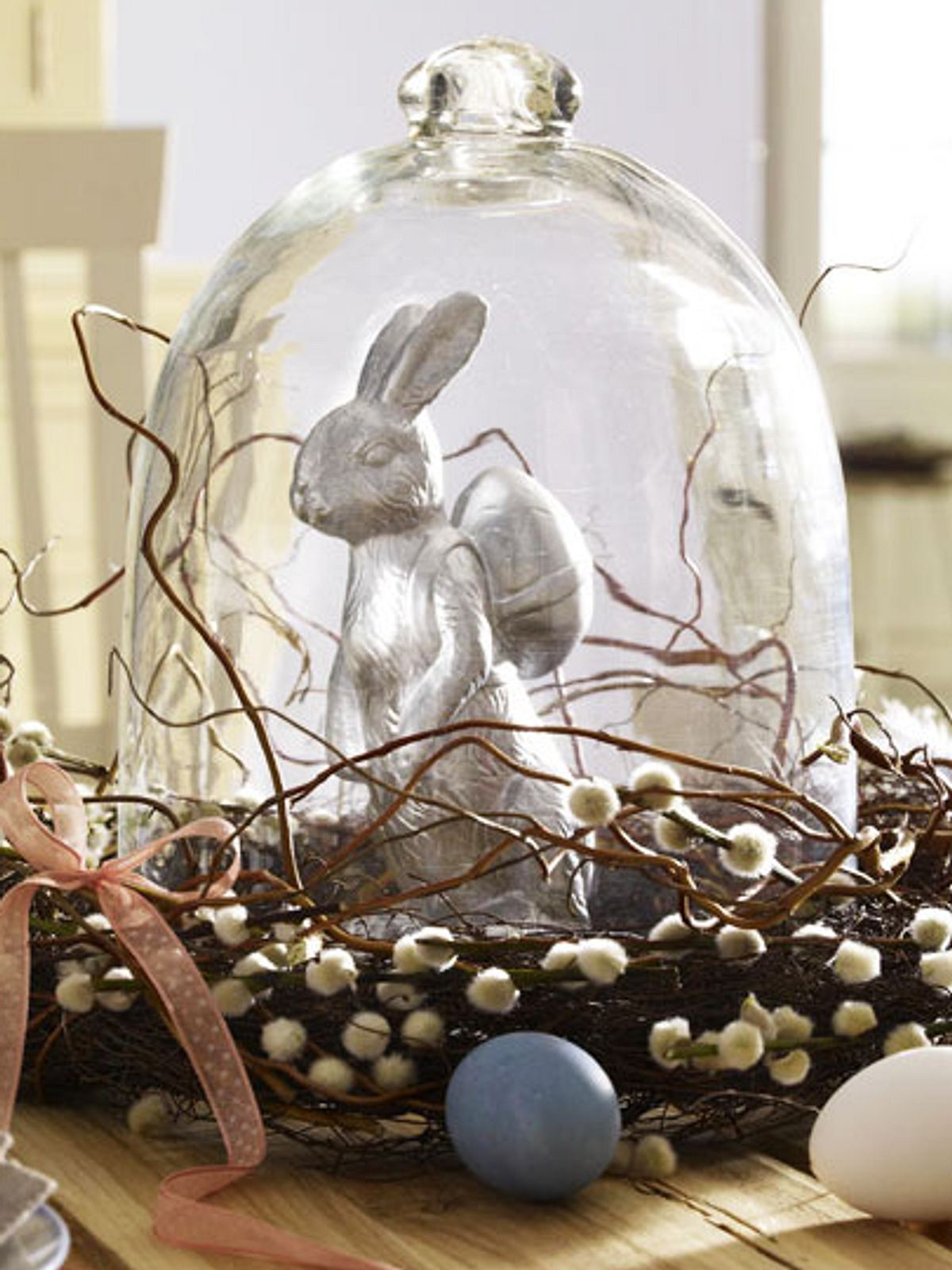 Osterhasen-Dekoration Osterdeko selbermachen: Der silberne Hase braucht keine Luft und macht unter seiner Glocke ganz schön was her