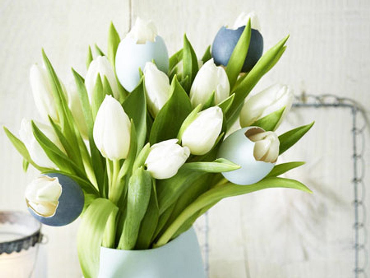 Osterdeko basteln: Eier-Blüten Die Eierblüten sind wohl die einfachste Osterdeko zum Selbermachen
