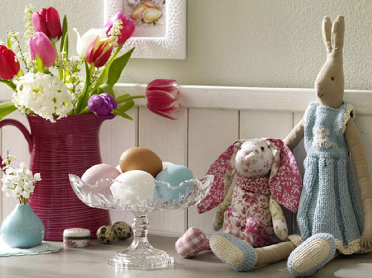 Oster-Arrangement mit Hasen Osterdeko-Ideen ohne Basteln sind Dir auch willkommen? Dann wird dich diese Idee begeistern.