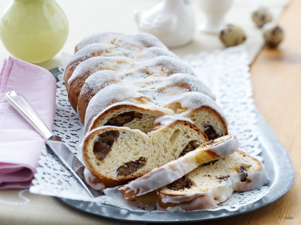 Osterzopf Rezept mit Mohn gefüllt