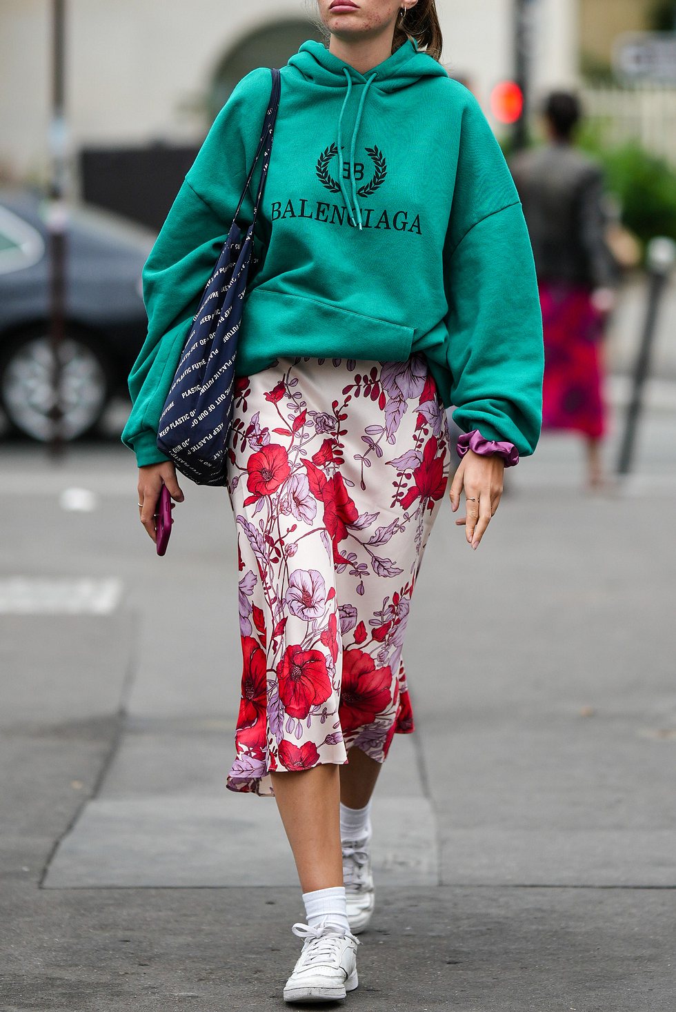 Outfit mit Rock für den Herbst Es ist ein Stilbruch, wie er im Buche steht: Ein femininer Rock und der König der Athleisure-Pieces: Der Hoodie.