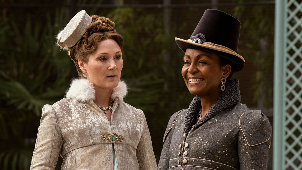 Ruth Gemmell als Violet Bridgerton und Adjoa Andoh als Lady Agatha Danbury in Queen Charlotte: Eine Bridgerton-Geschichte. - Foto: Nick Wall/Netflix © 2023