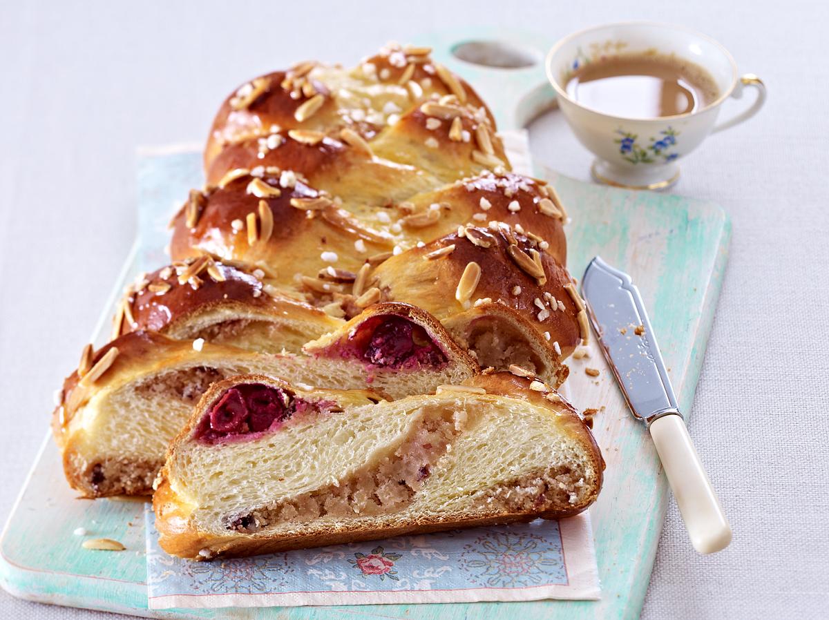 Rezept: Hefezopf mit Kirschen und Marzipan