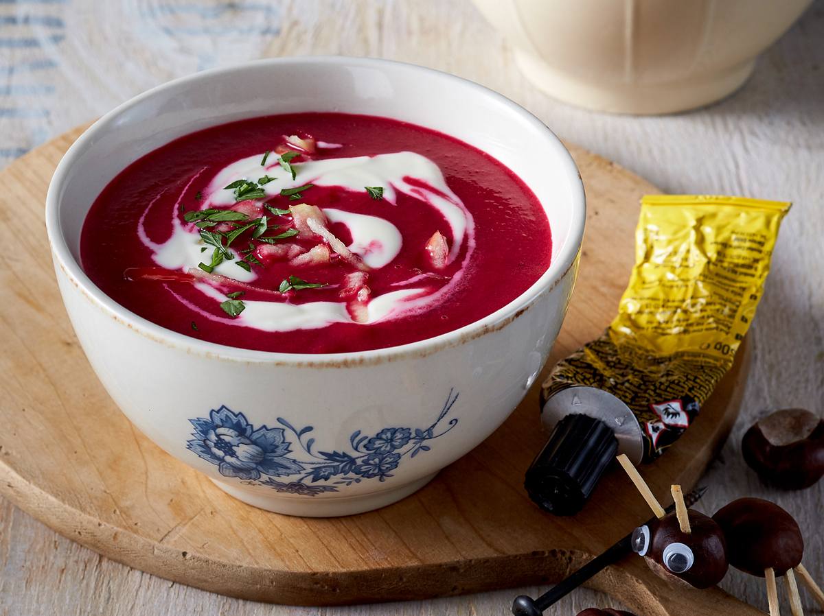 Eine leichte Rote-Beete-Suppe zum Mittag. Eine leichte Rote-Beete-Suppe zum Mittag.