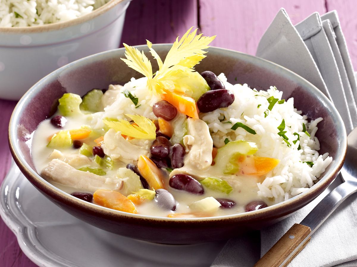 Schnelles Hühnerfrikassee- mit Hähnchenfilet und Kidneybohnen Schnelles Hühnerfrikassee- mit Hähnchenfilet und Kidneybohnen