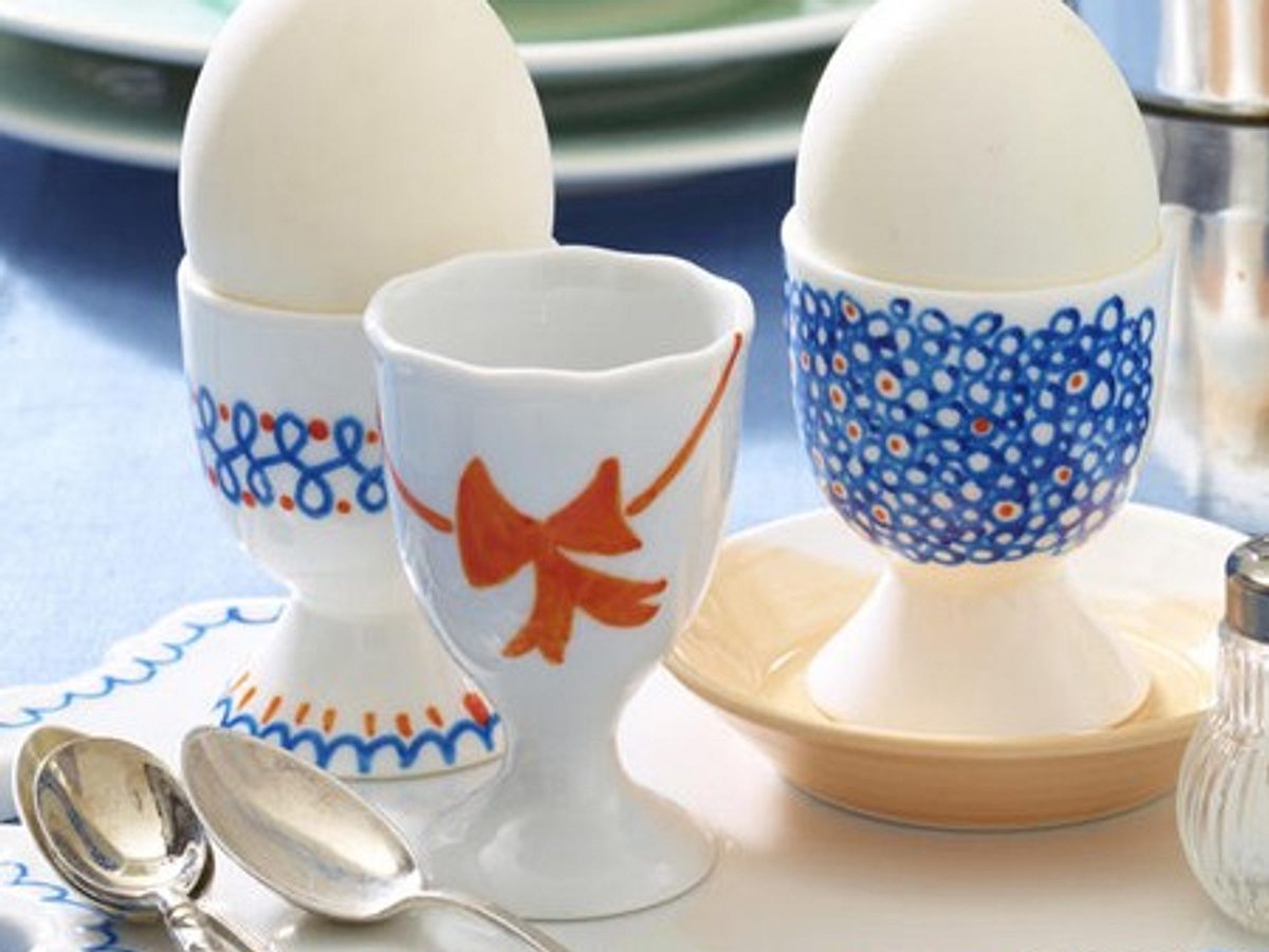 Ostertafel: Eierbecher selbst gestalten Ausgefallene Eierbecher passen auch als Tischdeko zu Ostern.