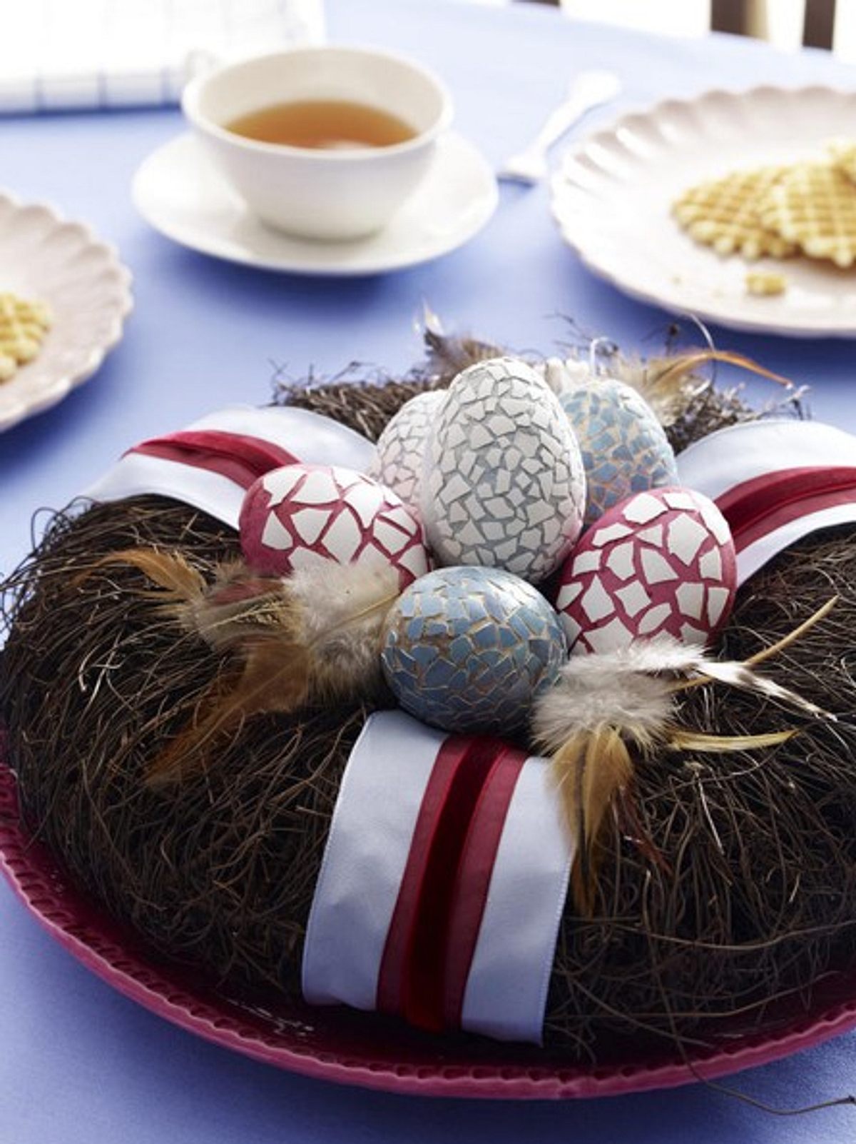 DIY-Osterkranz als Tischdeko Ein Kranz mit Ostereiern ist perfekt als Tischdeko zu Ostern.
