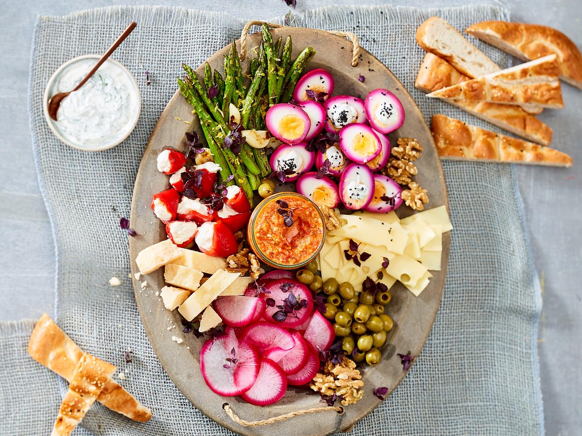 Vorspeise: Frühlingshafte Gemüseplatte mit gepickelten Eiern und Dips Vorspeise: Frühlingshafte Gemüseplatte mit gepickelten Eiern und Dips